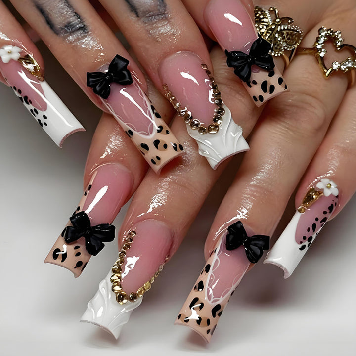 Artificial nails with elegant animal patterns and jewelry details Kalsten