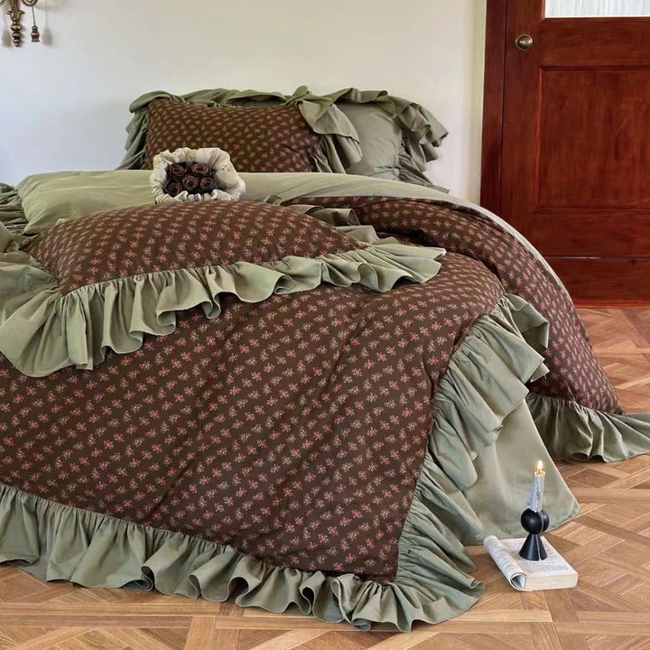 Boho-Chic bedding set with ruffles, reversible function and fine vintage floral print