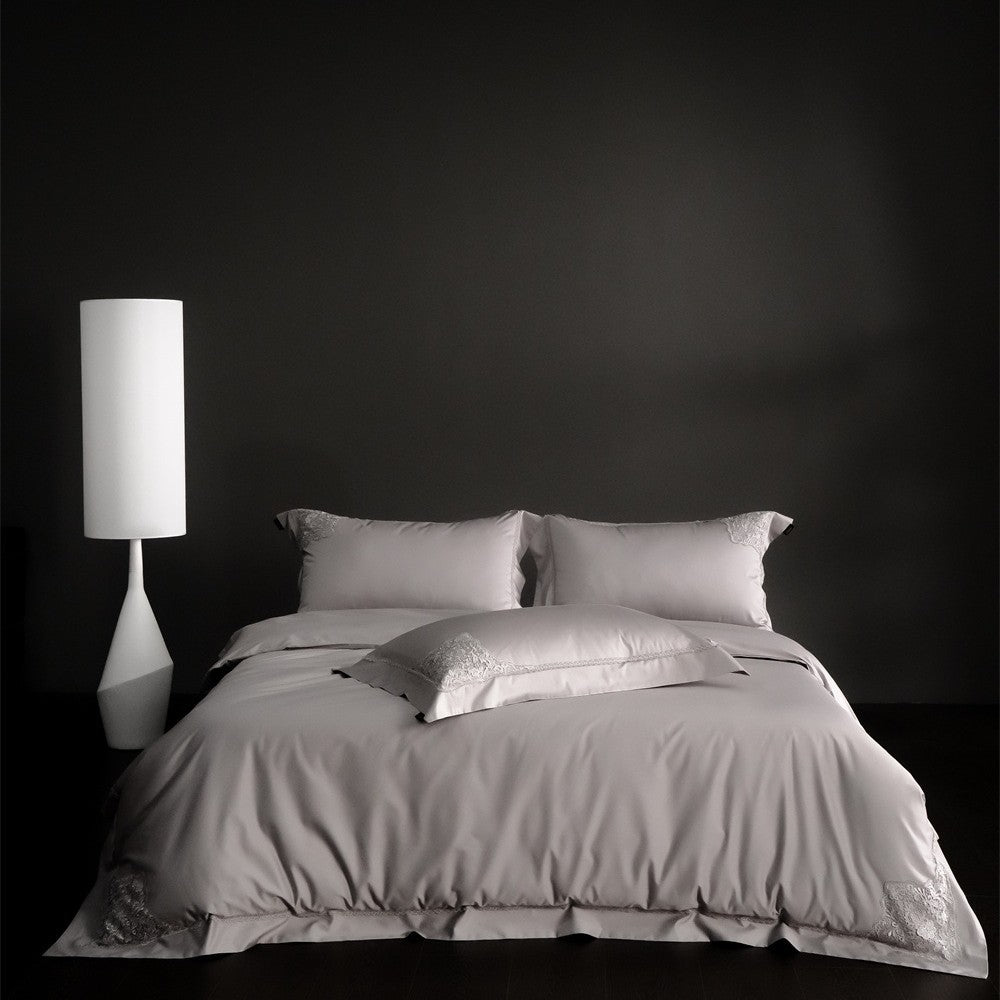 Duvet cover set made of fine cotton satin with subtle corner embroideries