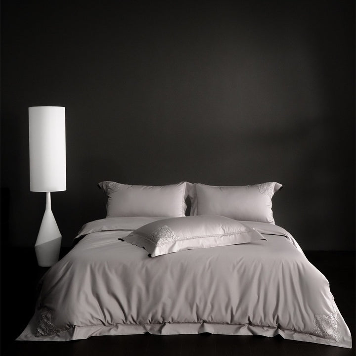 Duvet cover set made of fine cotton satin with subtle corner embroideries