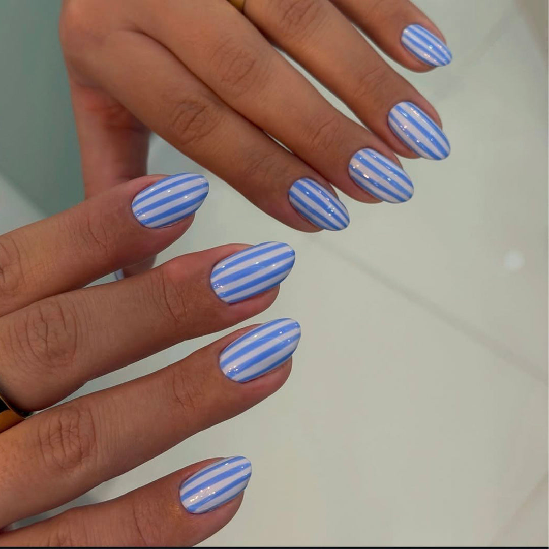 Artful nail art with maritime striped pattern Kalsten