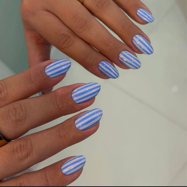 Artful nail art with maritime striped pattern Kalsten