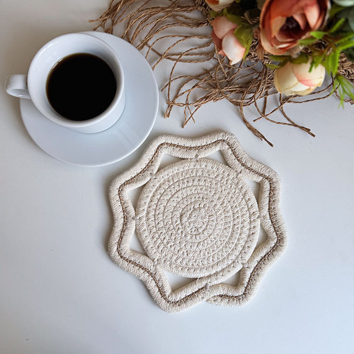 Braided cotton placemat with wavy edge and decorative contrast border