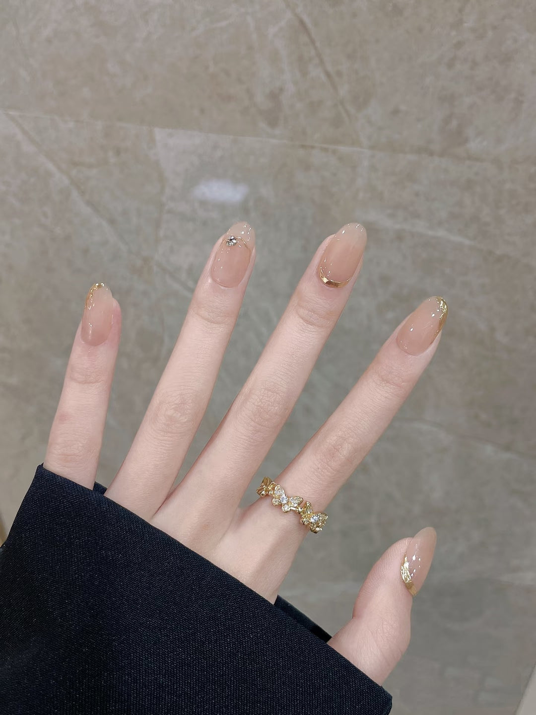Artistic Press-On Nail Set with Elegant Metallic Garnishes