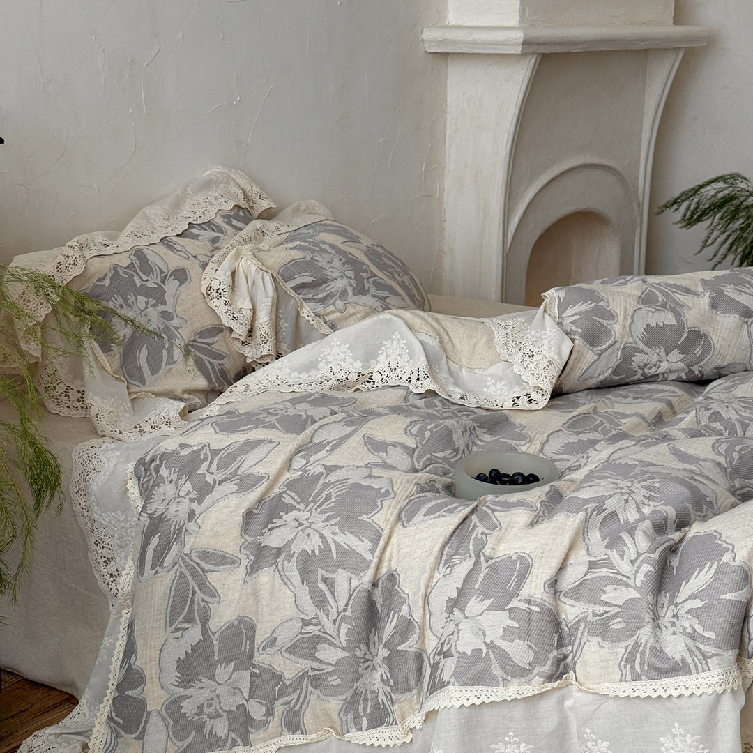 Lightly quilted cotton bedding set in country house style with lace ruffle and large floral motif