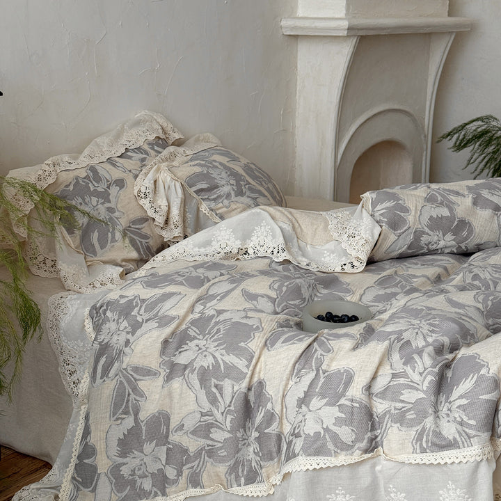 Lightly quilted cotton bedding set in country house style with lace ruffle and large floral motif