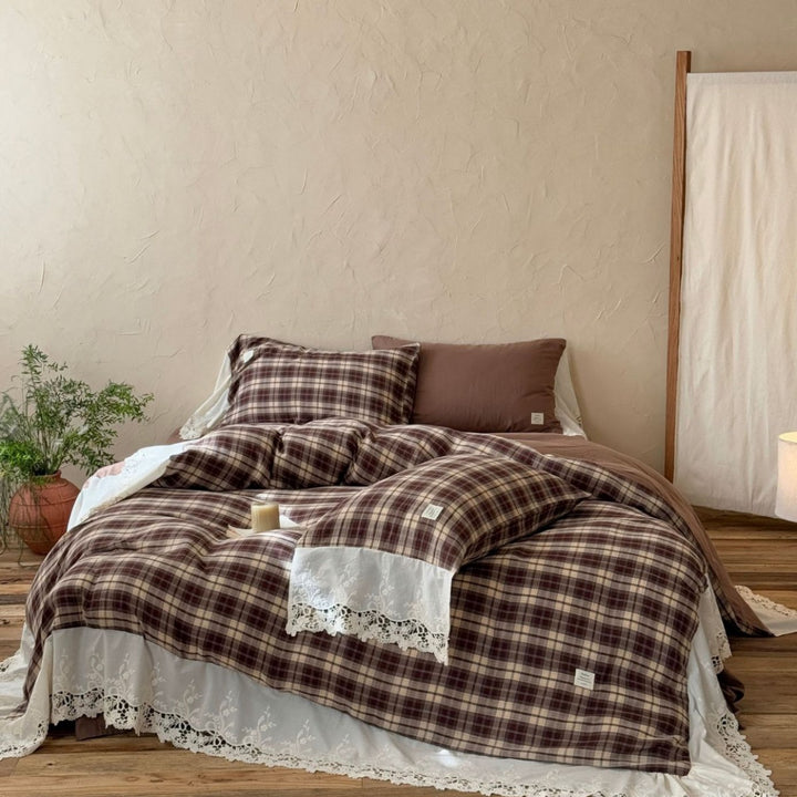 Checkered bedding set made of soft cotton with lace trim