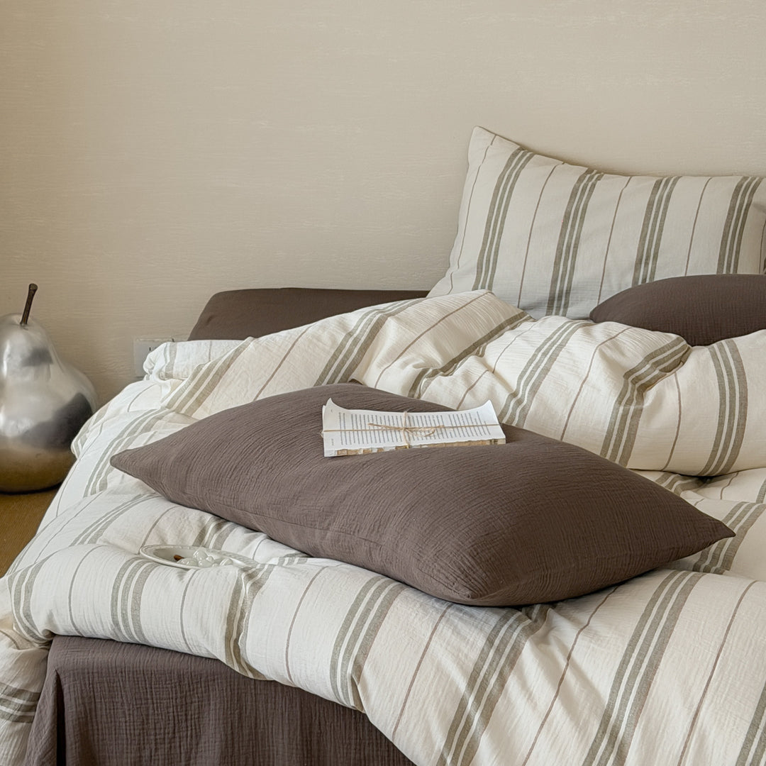 Bedding set made of lightweight cotton gauze with pastel-colored stripes and breathable inner lining