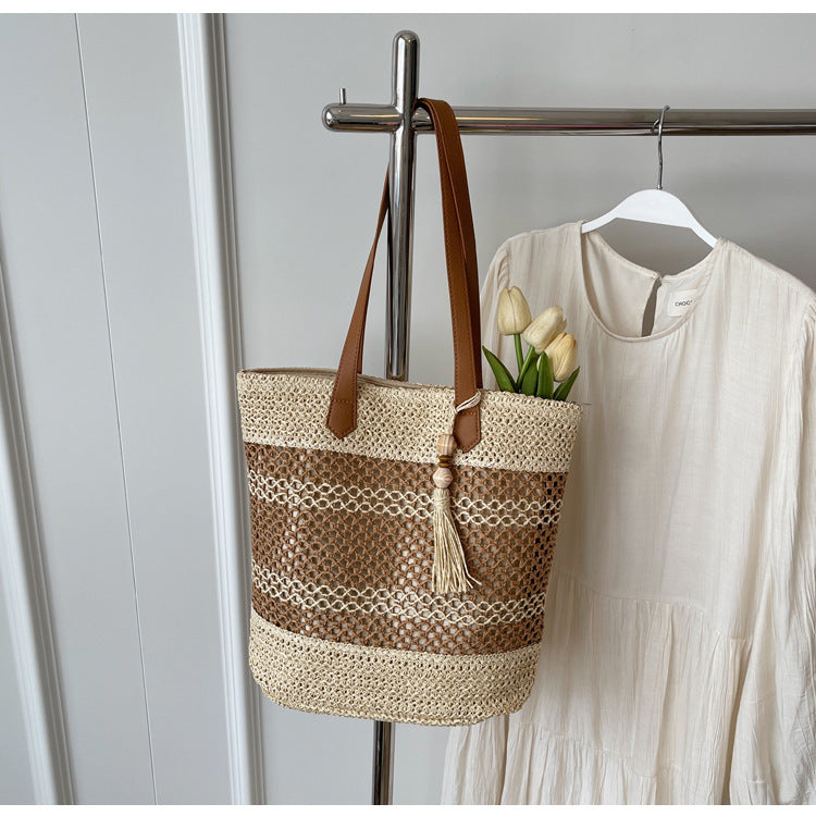 Fashionable straw tote bag with leather accents Kalsten