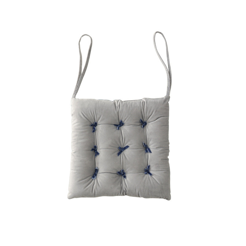Padded square seat cushion with tufting and attachment ribbons Kalsten
