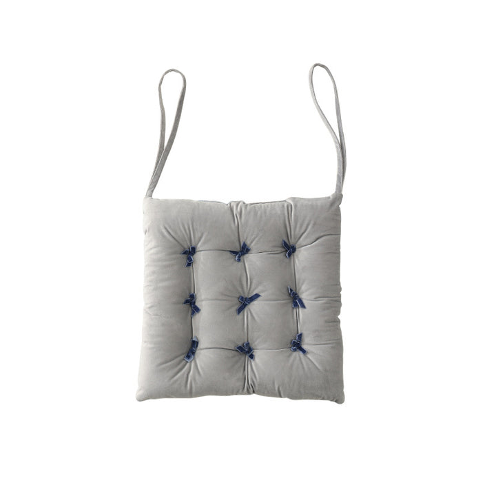 Padded square seat cushion with tufting and attachment ribbons Kalsten