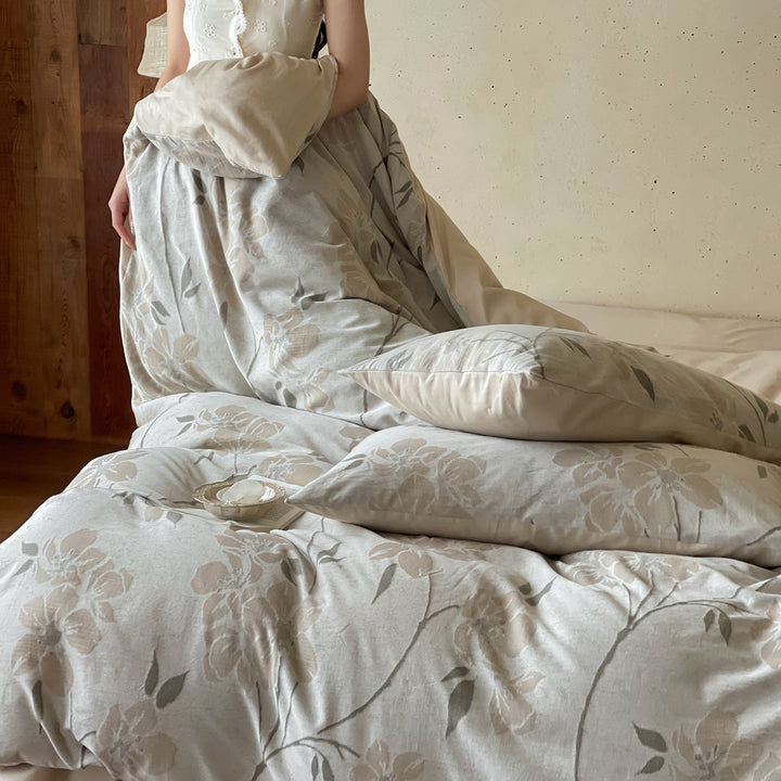 Bedding set made of cotton percale with large floral design and reversible cover