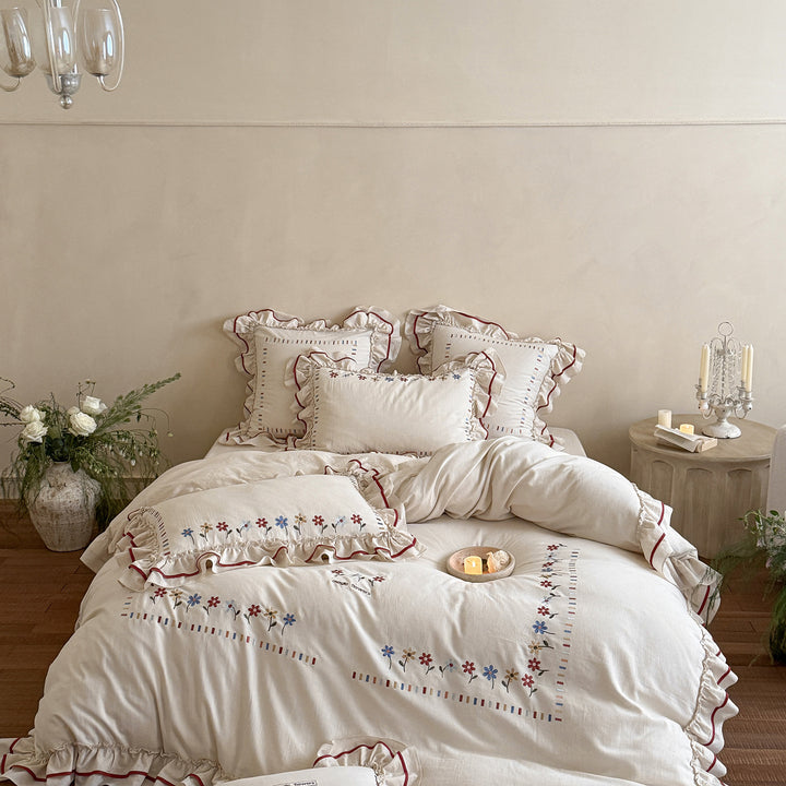 Boho-inspired bedding set made of organic cotton with ruffle and floral embroidery