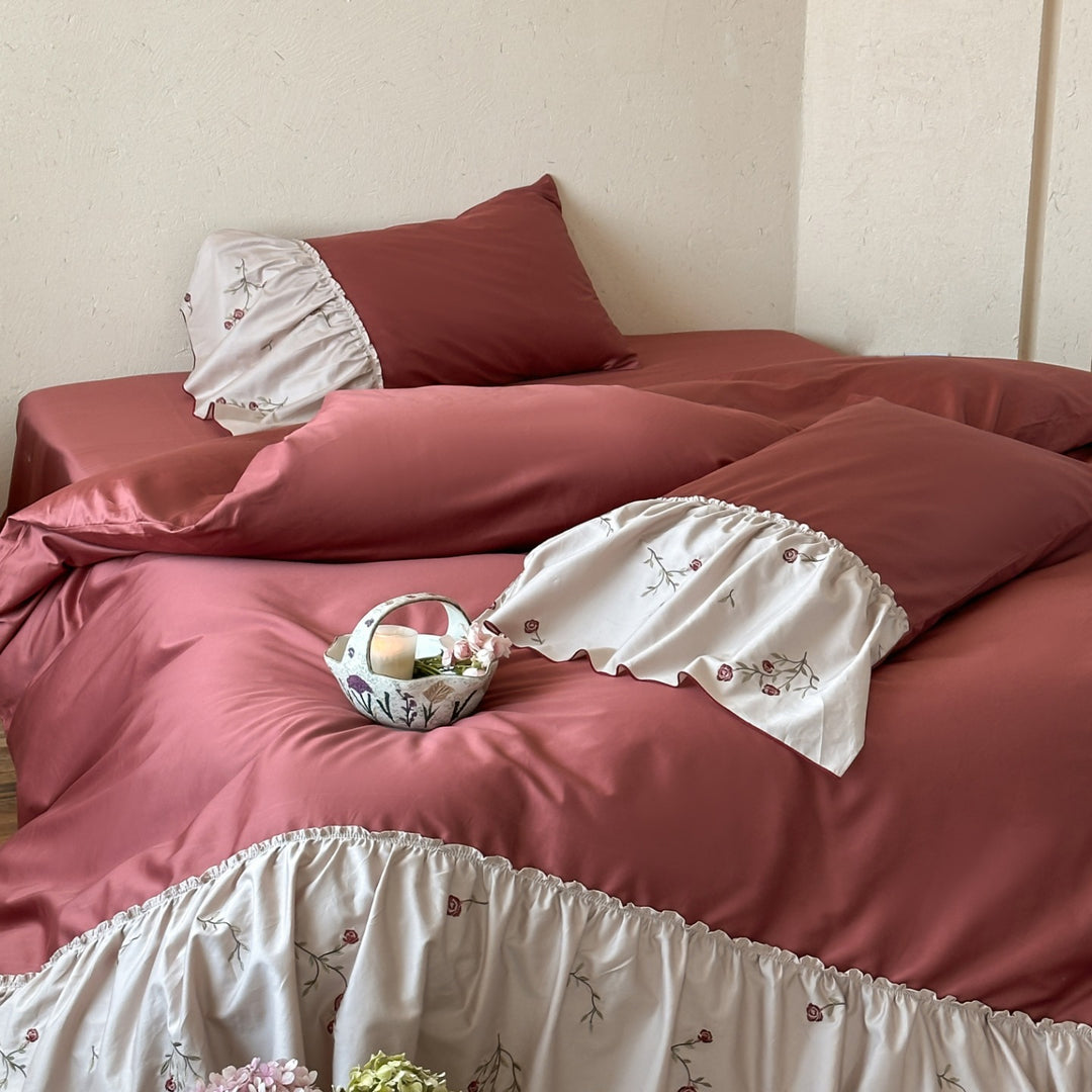Elegant bedding set made of cotton satin with embroidered frill and reversible pillow