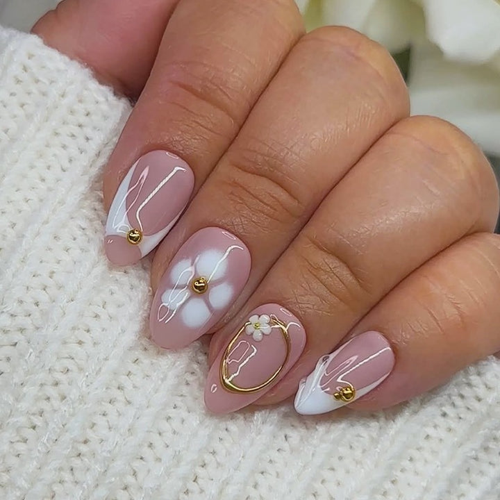 Artificial nail set with romantic floral designs and delicate accents Kalsten