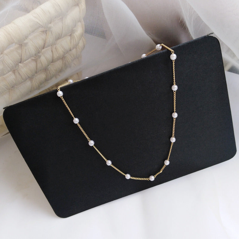 Delicate Pearl Necklace with Fine Gold Stand Kalsten