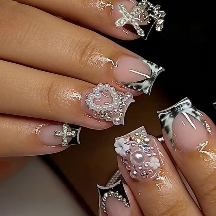 Acrylic nail set with glamorous golden accents Kalsten