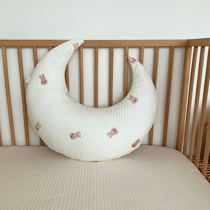 Mouth-shaped baby neck support pillow with quilted cover and teddy embroidery