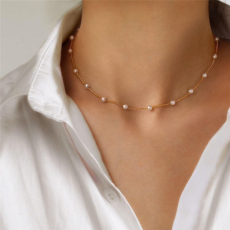 Delicate Pearl Necklace with Fine Gold Stand Kalsten