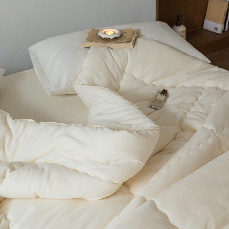 Light climate-regulating cassette quilt with hypoallergenic microfiber filling