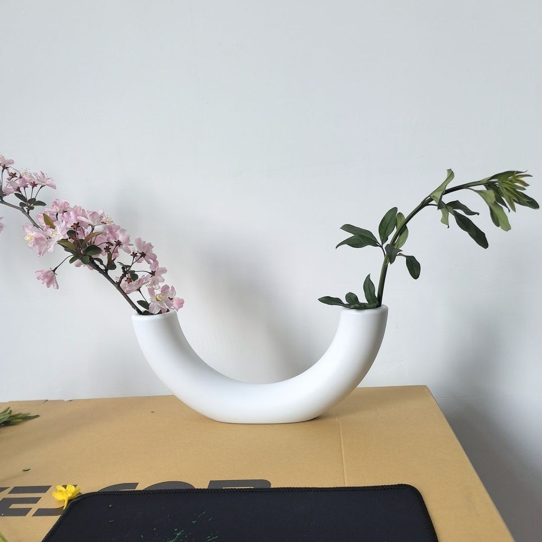 Contemporary Curved Flower Vase Kalsten