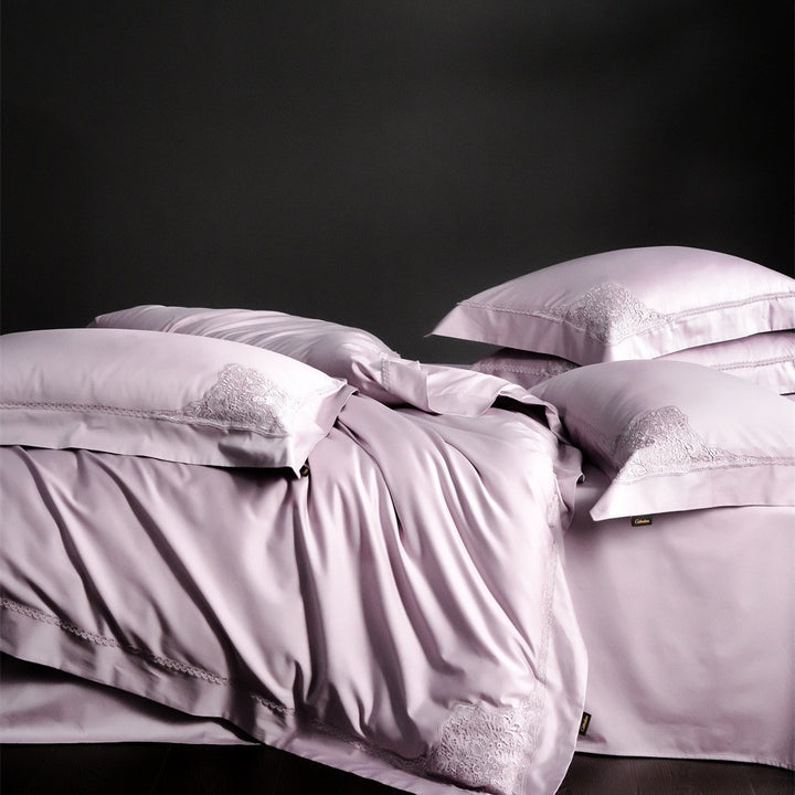 Duvet cover set made of fine cotton satin with subtle corner embroideries
