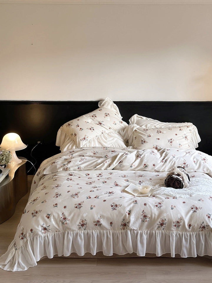 Bedding set with vintage rose print, ruffled hem and soft cotton percale