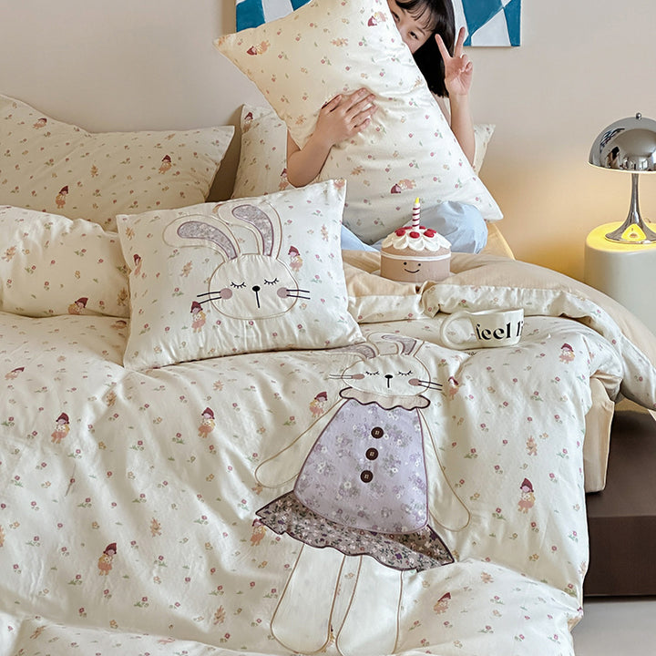 Bedding set with appliquéd doll motif and star pattern