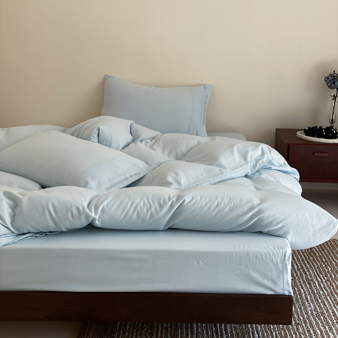 Complete bedding set with lightweight all-season duvet, pillow and fitted sheet made of cotton percale