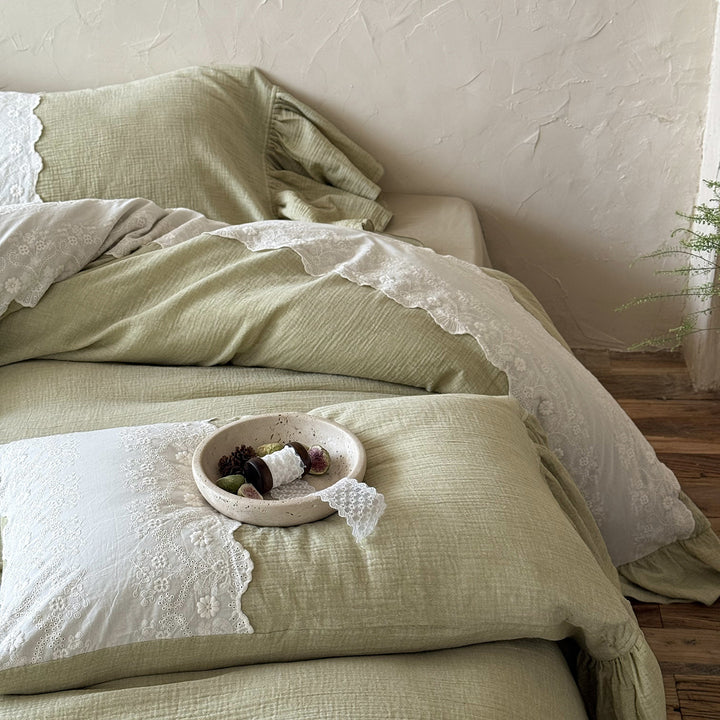 Linen look bedding set with tiered ruffle and lace border