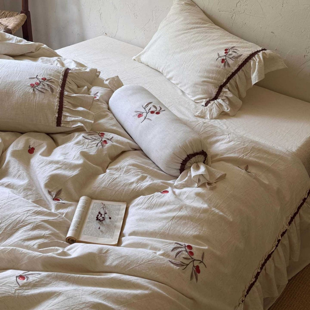 Cotton-linen bed linen set with ruffled hem and embroidered berry designs