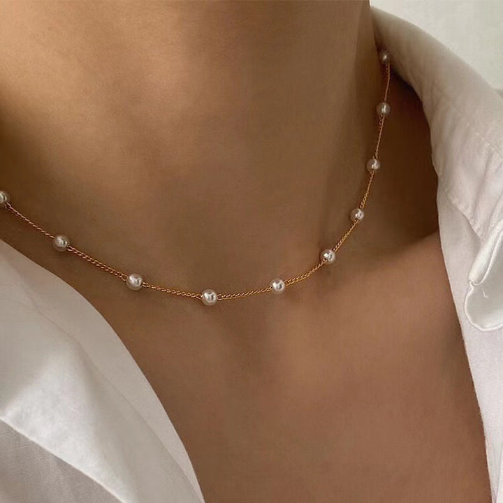 Delicate Pearl Necklace with Fine Gold Stand Kalsten