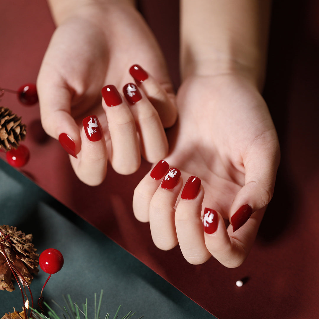 Elegant artificial nails with golden accents and floral design Kalsten