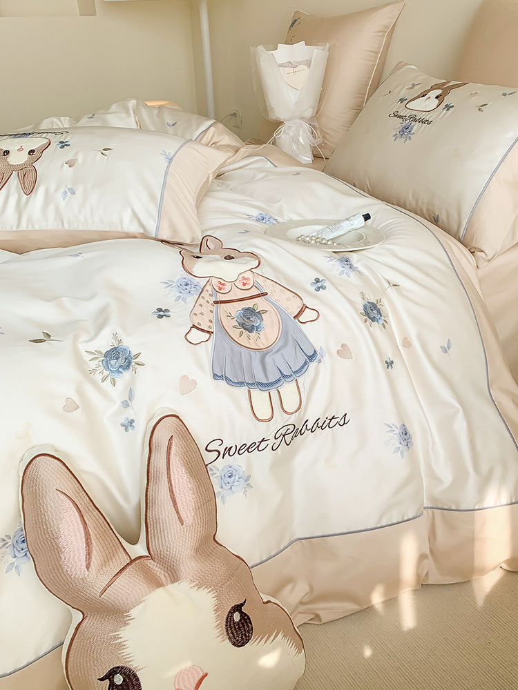 Children's bedding set made of cotton satin with embroidered bunny motif and delicate piping