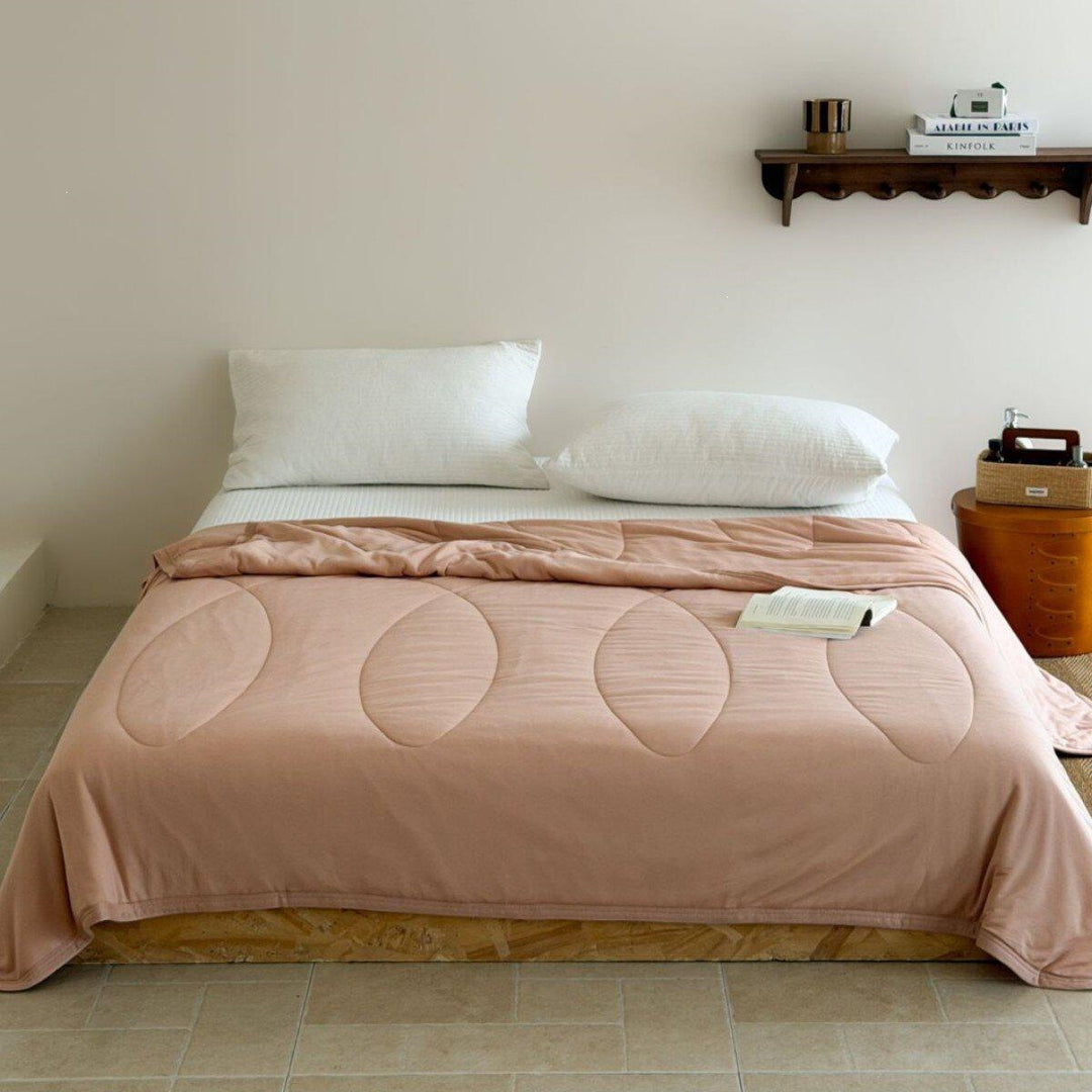 Light quilted summer blanket made of microfibre with breathable climate filling