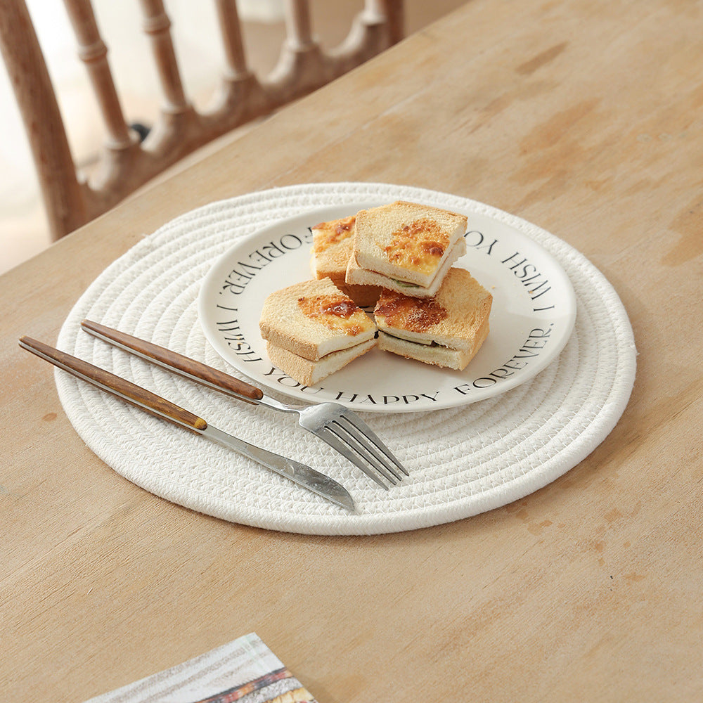 Round woven placemats made of cotton and jute rope with spiral pattern
