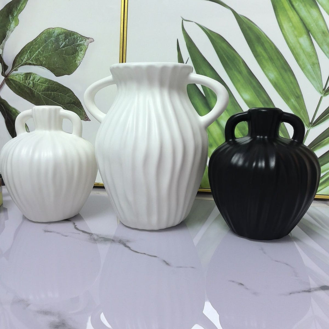 Elegant Ribbed Decorative Vase Kalsten