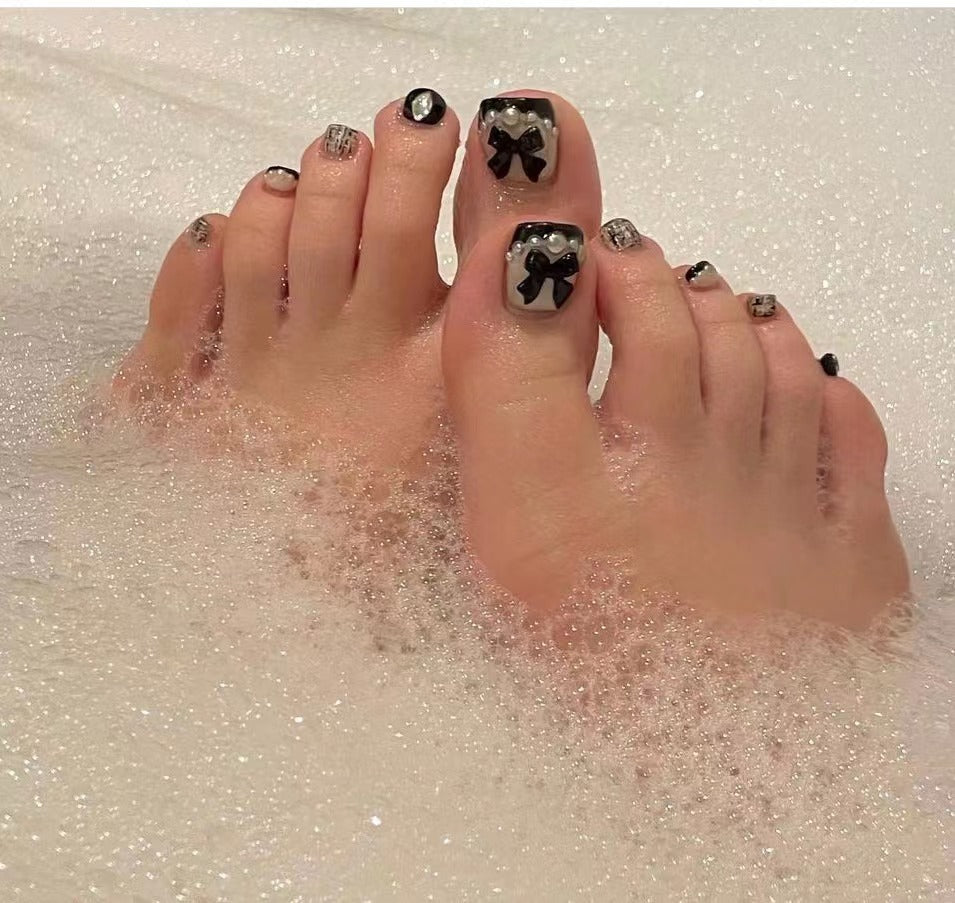 Artful toenail art with glitter and geometric accents Kalsten