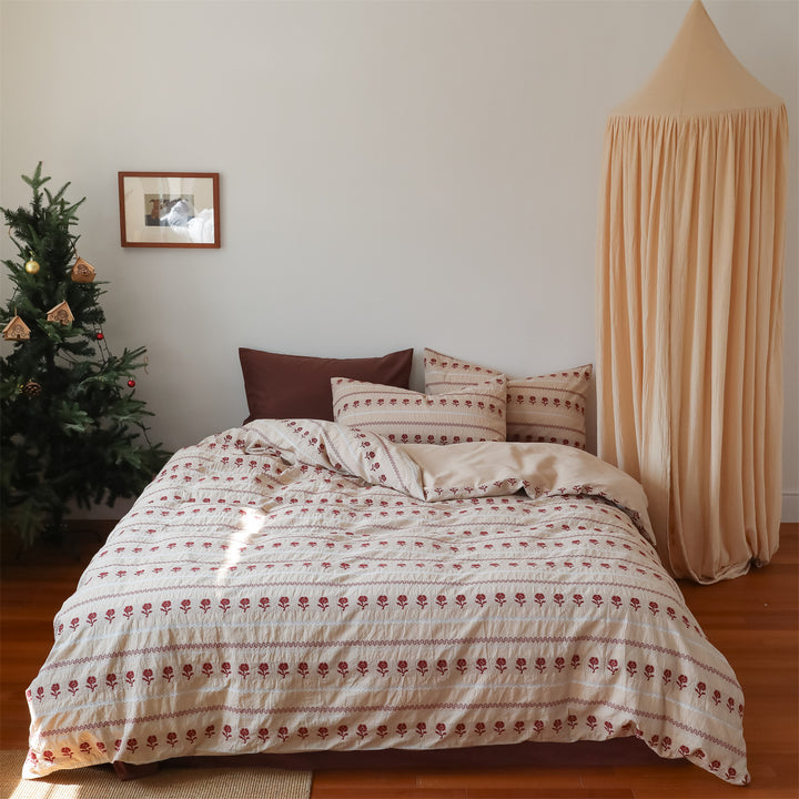 Cotton bed linen set with embroidered rose pattern and linen structure