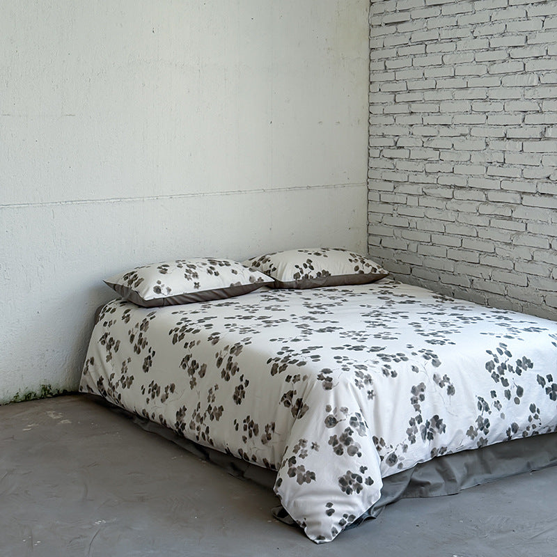 Cotton satin bedding set with watercolor floral print and contrasted edging