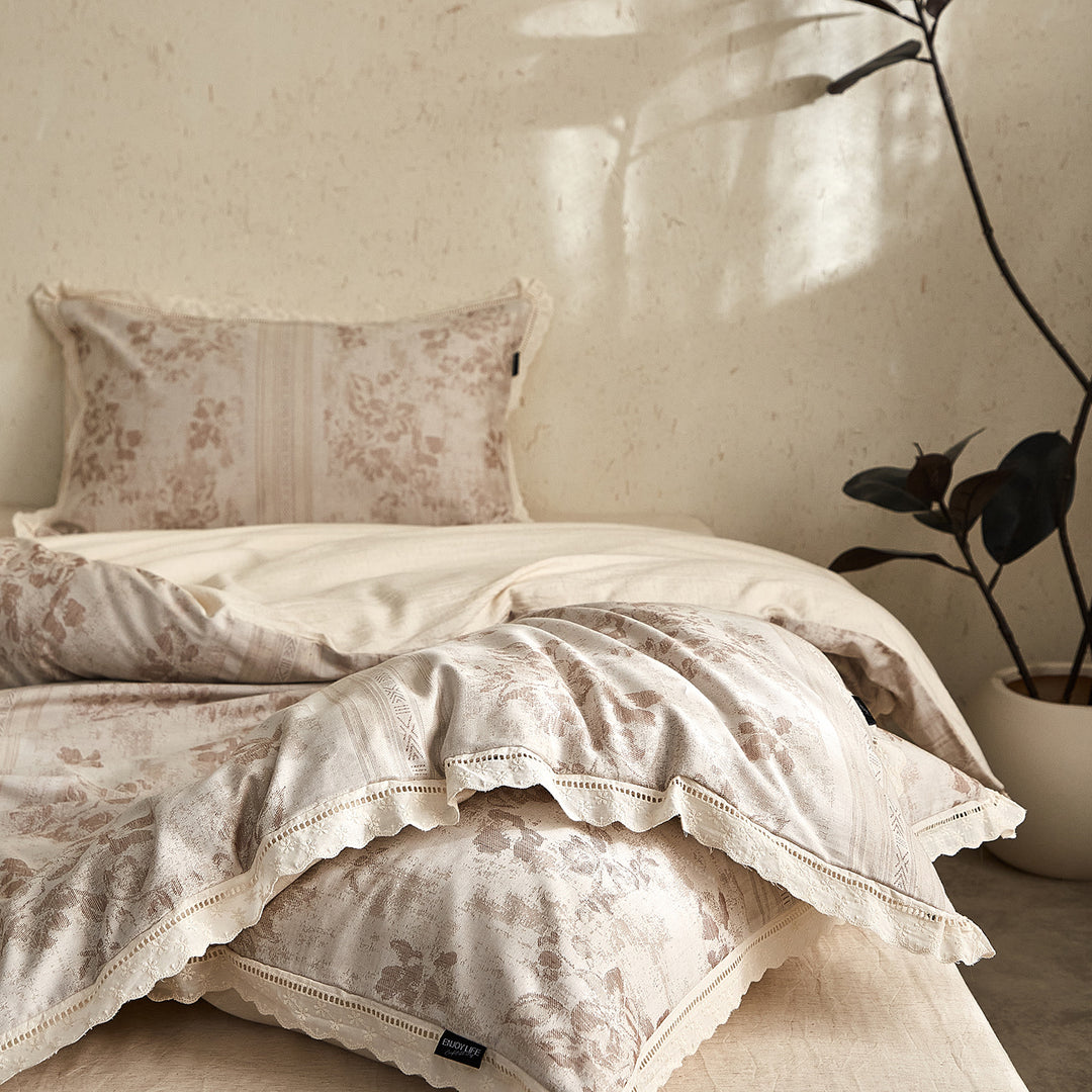 Noble bedspread set made of cotton satin with vintage floral pattern and lace border