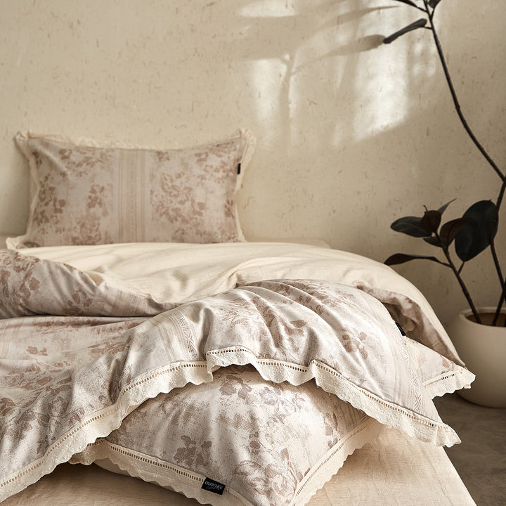 Noble bedspread set made of cotton satin with vintage floral pattern and lace border