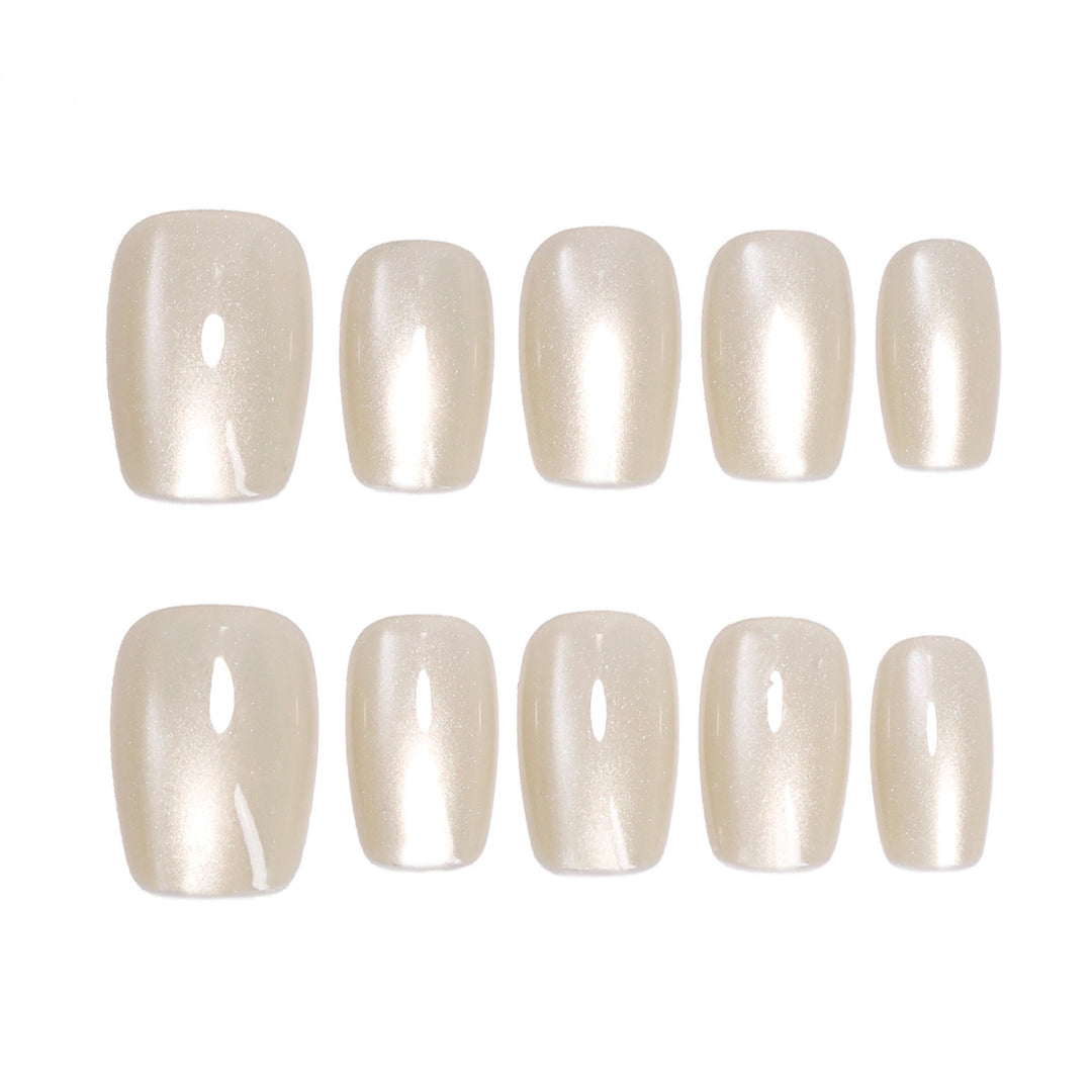 Nail extensions in an elegant look Kalsten