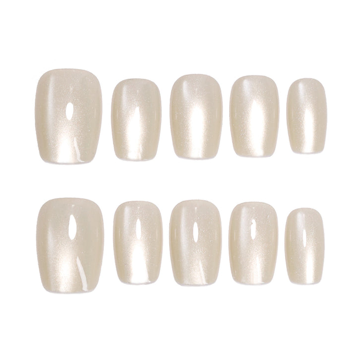 Nail extensions in an elegant look Kalsten