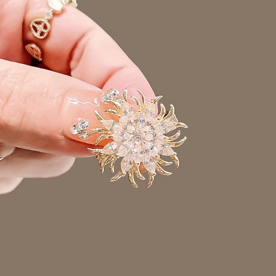 Elegant brooch with sparkling crystals Kalsten
