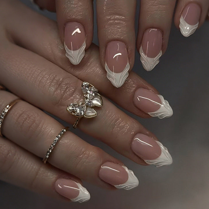 Artifical nail set with elegant tips and subtle embellishments Kalsten