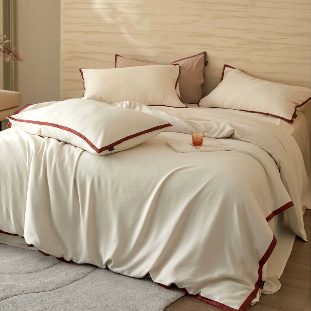 Stonewashed cotton bed linen set with contrasting piping and soft touch
