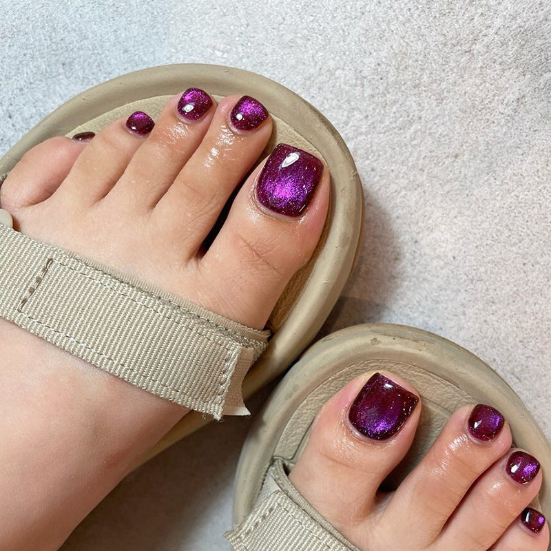 Artful toenail decoration with elegant gold accent Kalsten
