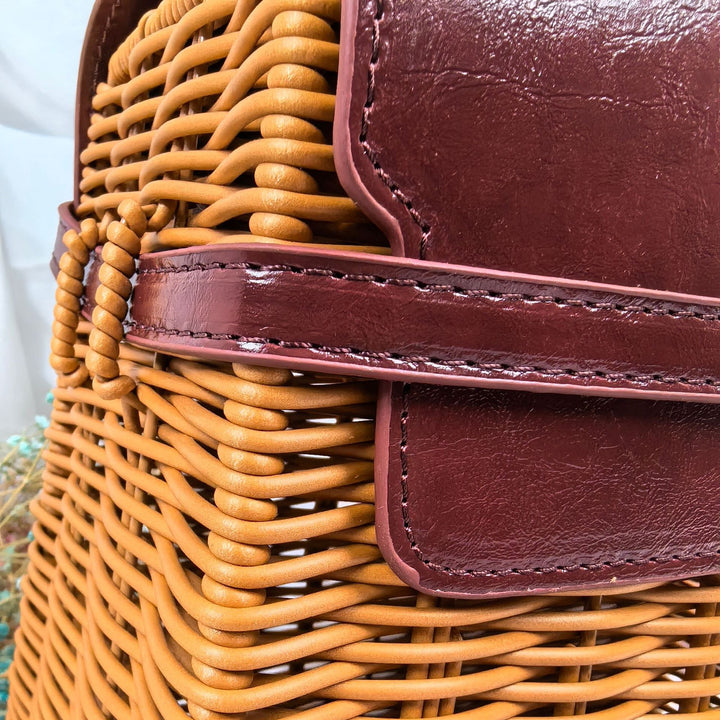 Ladies elegant woven handbag with wooden lid Kalsten