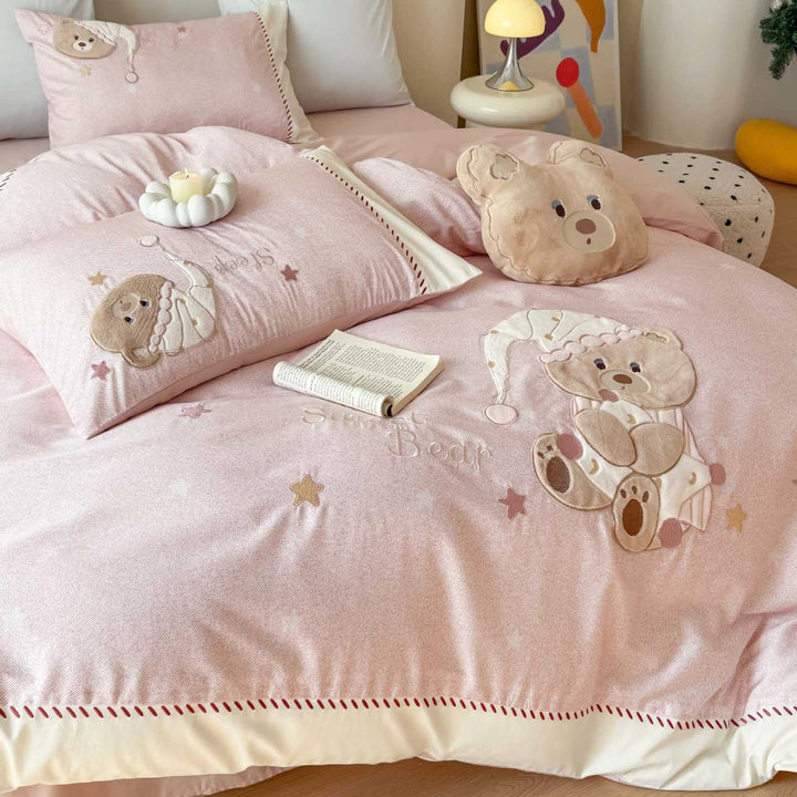 Children's bedding set with embroidered teddy bear applications and breathable cotton percale